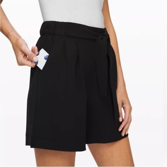 Lululemon Noir Short 5.5 inch Black High Waist Tie Flowy Travel Wrinkle Free 6 - Picture 1 of 13